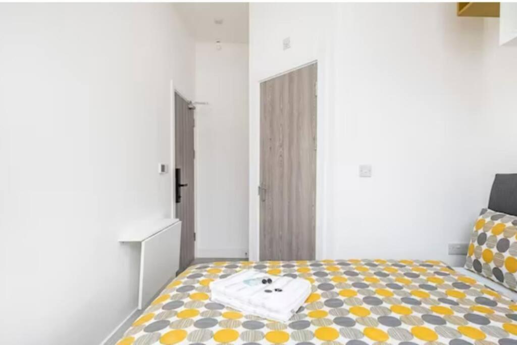 Boutique Modern Hotel Room For Two Near Tube And Bus Stations لندن المظهر الخارجي الصورة